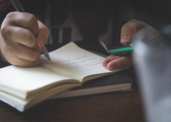 В Краснодаре буйный преподаватель набросилась на студентку