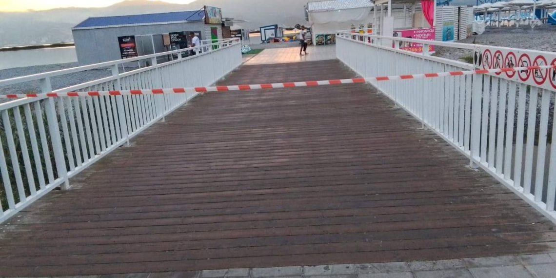 В Новороссийске атака катеров повредила квартиру и два коммерческих помещения