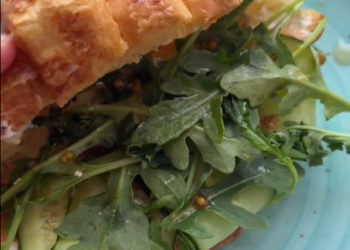 Гостья в кафе Новороссийска устроила скандал из-за немытой зелени в блюдах