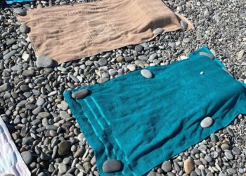 Подстилки гостей Лазаревского замусорили собой пляжи