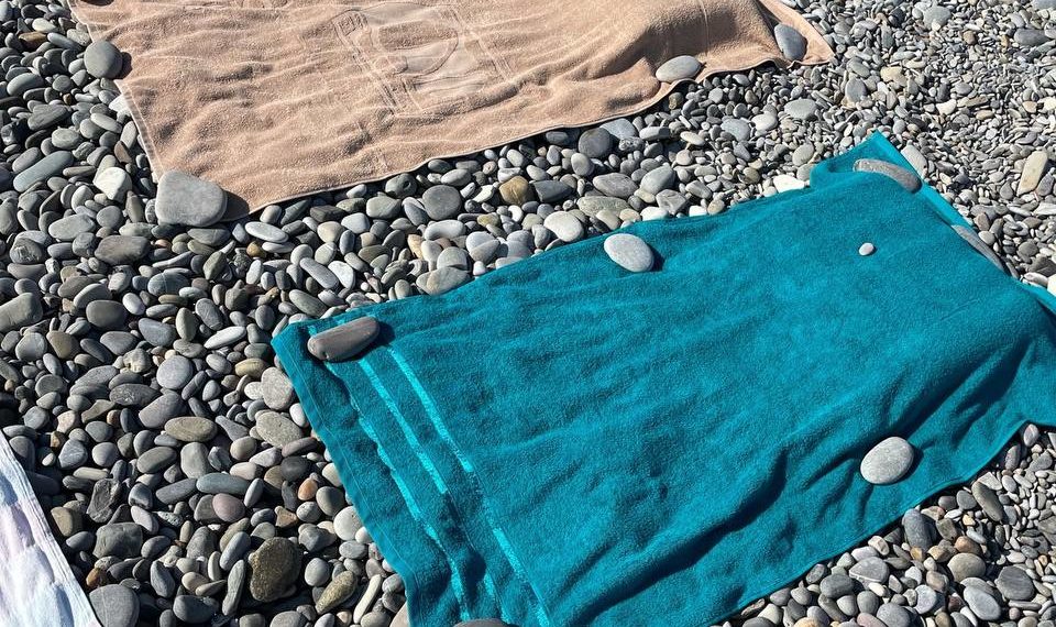 Подстилки гостей Лазаревского замусорили собой пляжи