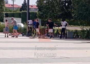 В Краснодаре группа подростков на электросамокате сбила ребенка на велосипеде