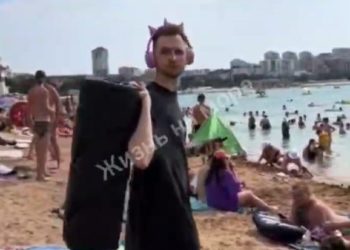 В Геленджике разгуливает неадекват, который в общественных местах включает на колонке женские стоны