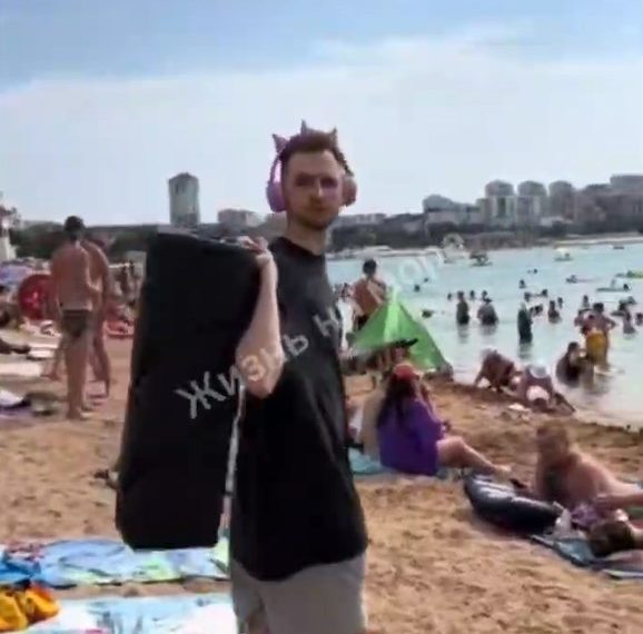 В Геленджике разгуливает неадекват, который в общественных местах включает на колонке женские стоны