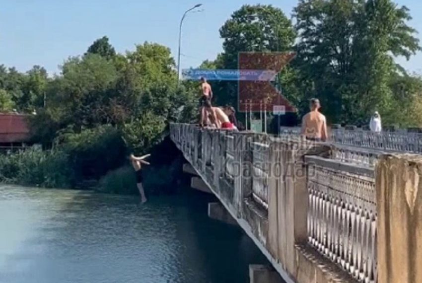 В Краснодаре неадекватные подростки прыгали с моста в реку Кубань