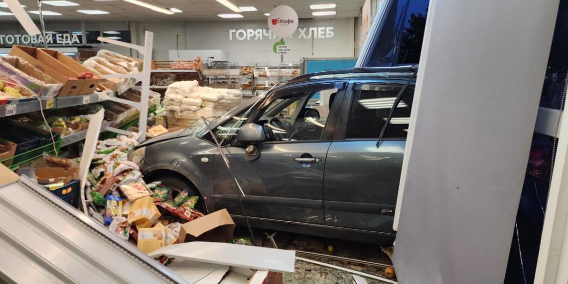 Под Анапой 63-летняя женщина на «Сузуки» въехала в «Пятерочку» в отдел овощей и фруктов