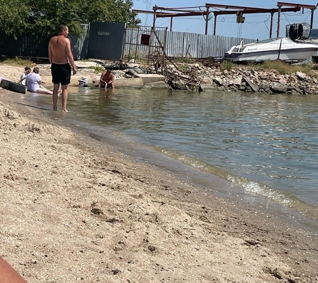 “Это свинство”: мужчина чистил рыбу на пляже в Ейске и пускал кишки в воду