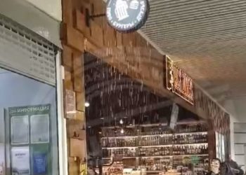 В аэропорту в Сочи начала протекать крыша