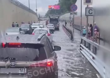 Из-за дождя в Адлере за 30 минут подтопило дороги