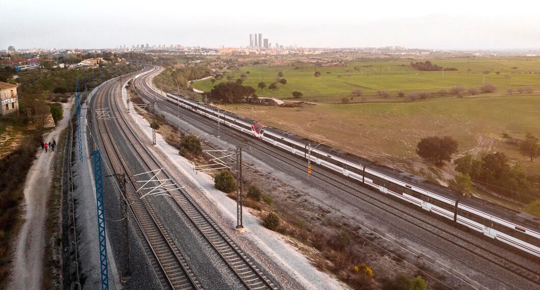 На Кубани поезд насмерть сбил 10-летнюю девочку на глазах у отца