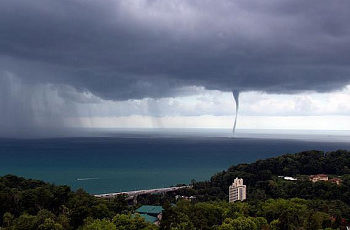 В Сочи ожидаются ливни, грозы и ветер до 18 м/с 23 и 24 июля