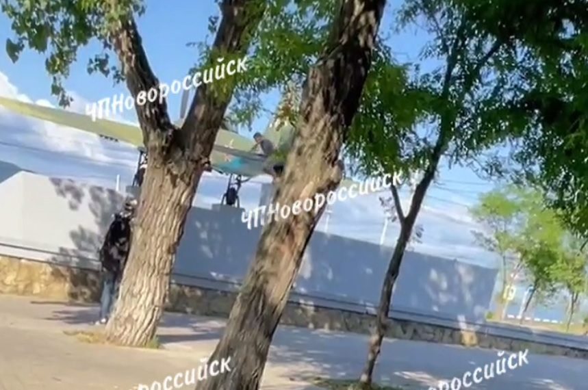 Забравшийся на памятник «Самолет» мужчина возмутил жителей Новороссийска