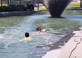 В Краснодаре жители в жару организовали общественные купальни в парке Галицкого