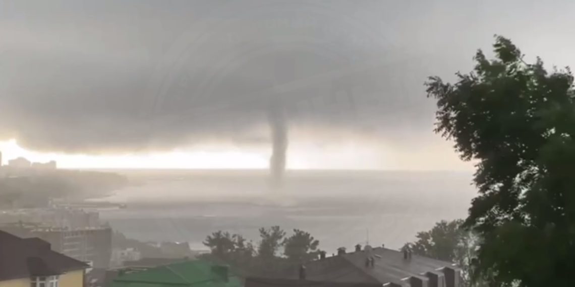 В Сочи сняли на видео мощный смерч над Черным морем 23 июля