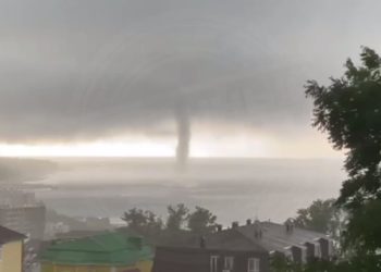 В Сочи сняли на видео мощный смерч над Черным морем 23 июля