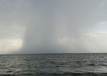 В Ейске огромный водяной смерч напугал отдыхающих у берегов Азовского моря