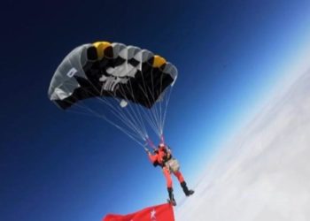 Сочинец установил рекорды, совершив прыжок с парашютом на Эльбрус с флагом Победы