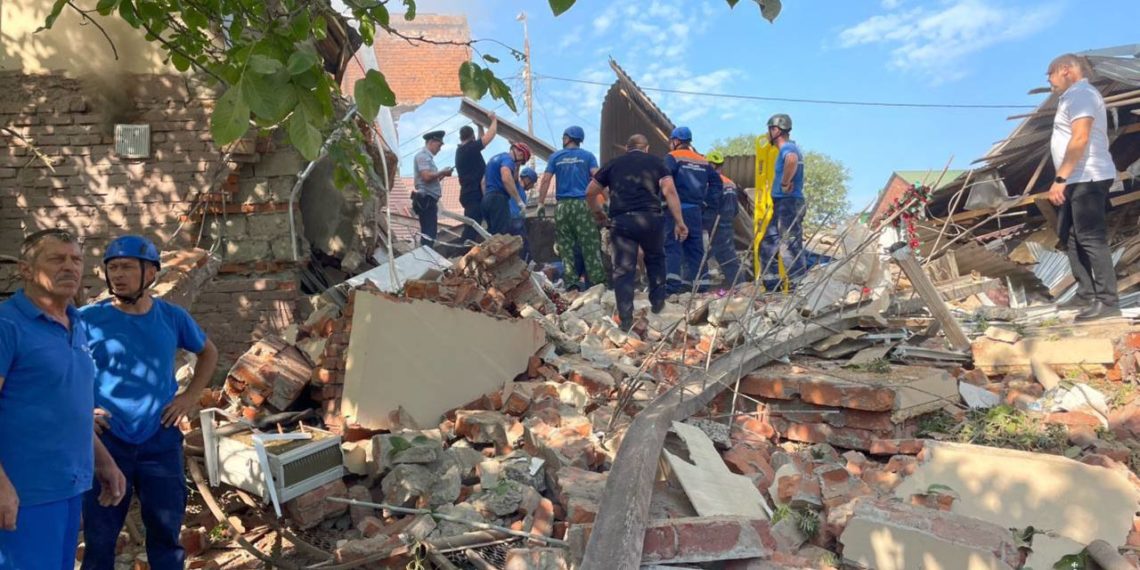 После взрыва газа в Апшеронске из-под завалов вытащили одного человека