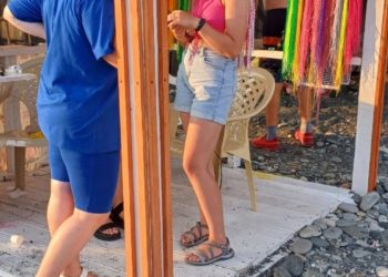 На пляже Чайка-2 в Адлере туристов обманывают плетением косичек