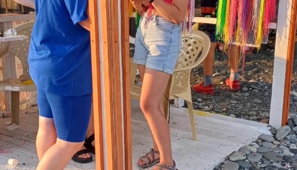 На пляже Чайка-2 в Адлере туристов обманывают плетением косичек