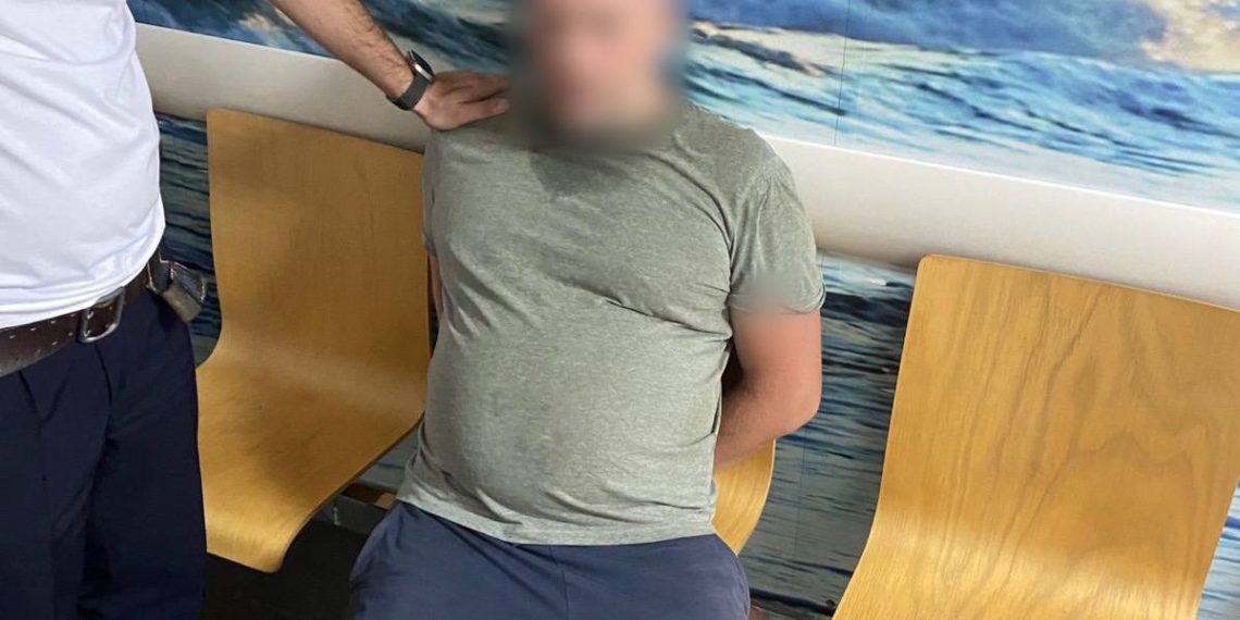 В Сочи стоявшего на коленях перед АЗС голого мужчину задержали полицейские