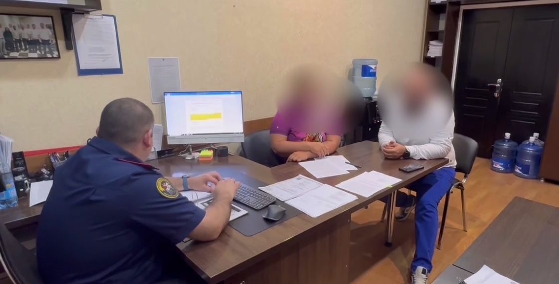 В Краснодаре предъявили обвинение женщине, напавшей на полицейского