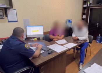 В Краснодаре предъявили обвинение женщине, напавшей на полицейского