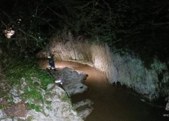 Горная река в Сочи загнала на скалы 16 туристов