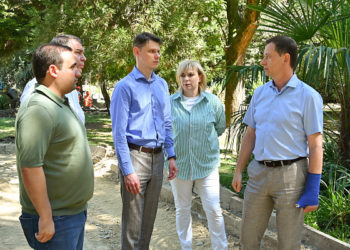 Прошунин: Комсомольский сквер в Сочи благоустроят до конца 2024 года