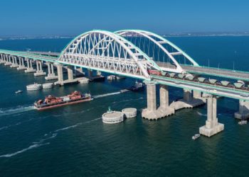 Очередь перед Крымским мостом на Кубани увеличилась до 670 авто