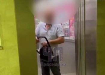 МВД проверит мужчину, пристававшего к людям в лифте в Краснодаре