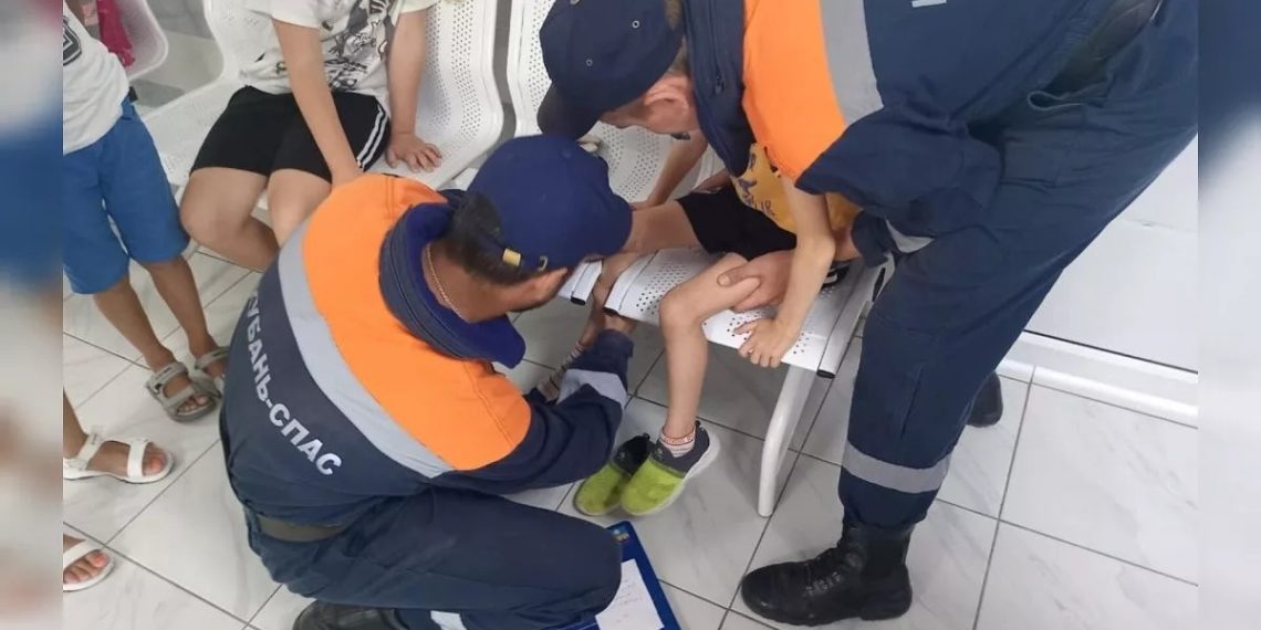 В Анапе спасатели помогли ребенку выбраться из затруднительной ситуации в детской поликлинике