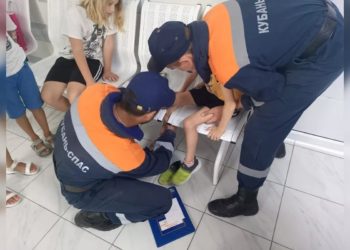 В Анапе спасатели помогли ребенку выбраться из затруднительной ситуации в детской поликлинике