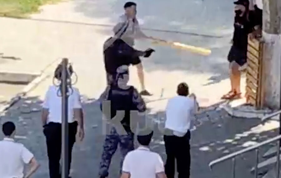 В Анапе полиция задержала вооруженного тесаком и ножом мужчину после стрельбы