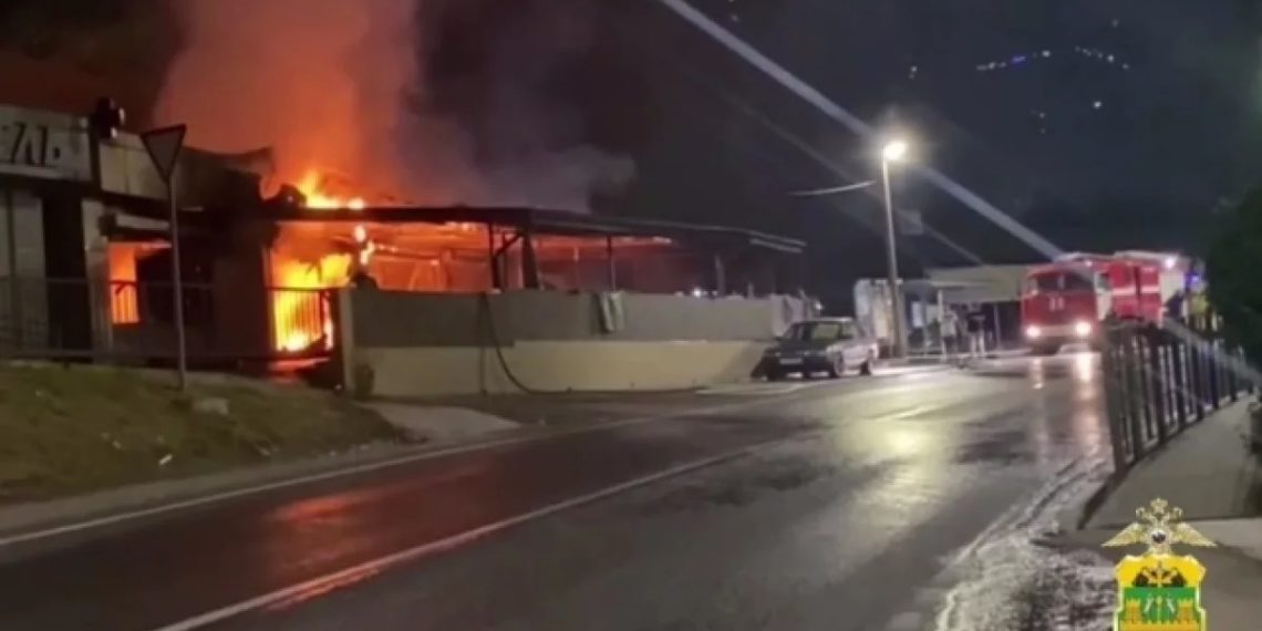 В Сочи мужчина пытался отомстить знакомому, но случайно сжег чужое кафе