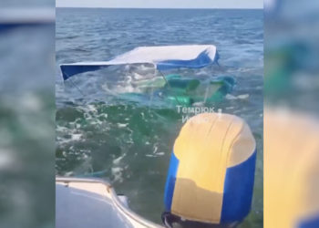 В Голубицкой катамаран с людьми утонул в километре от берега