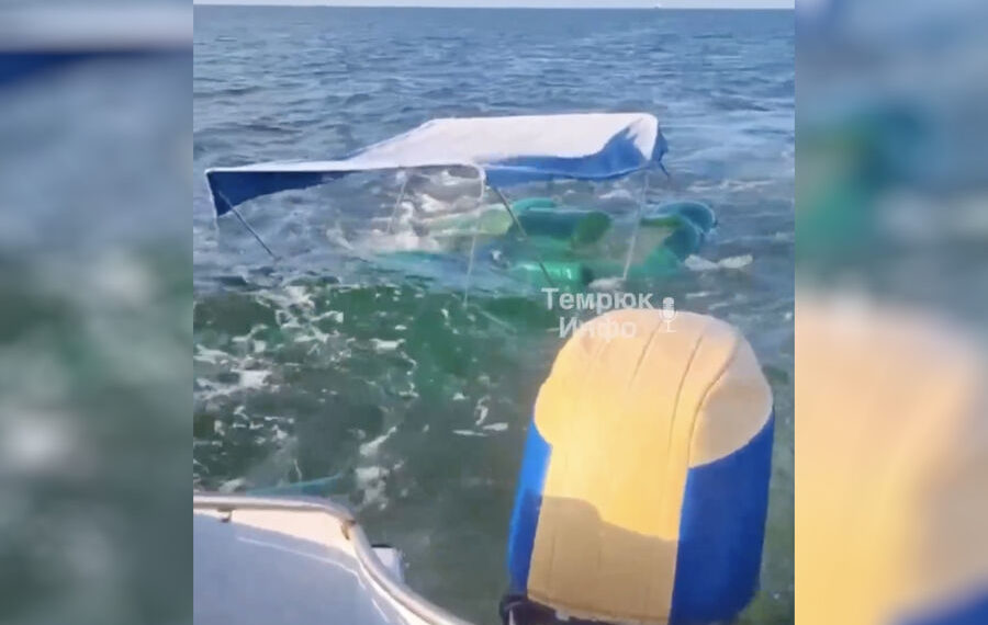 В Голубицкой катамаран с людьми утонул в километре от берега