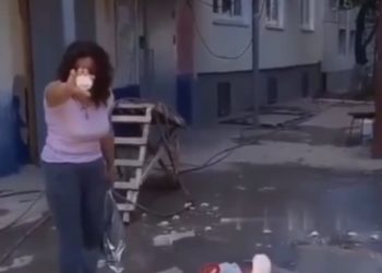 В Краснодаре сумасшедшая женщина с зеркальцем кошмарит подъезд многоэтажки