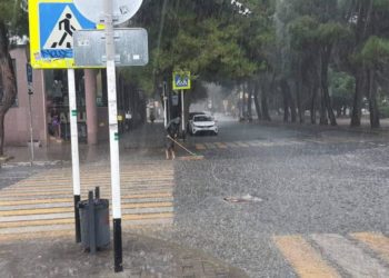 В Анапе машины не могут проехать по улица из-за мощного ливня