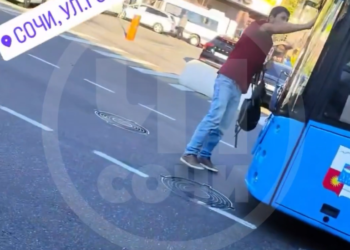 В центре Сочи “агент под прикрытием” перекрыл движение транспорта