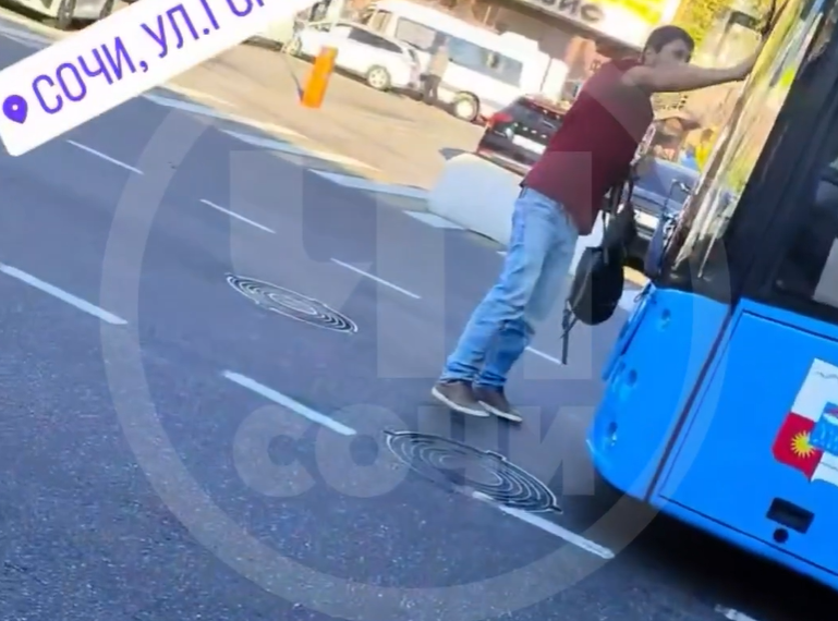 В центре Сочи “агент под прикрытием” перекрыл движение транспорта