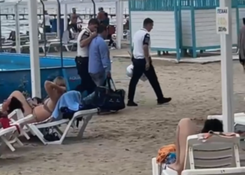 Буйный турист в отместку за административку выбил стекло в двери поста полиции в Анапе