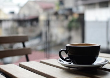 В краснодарском кафе наркоман покусал охранника