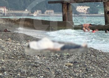 В Сочи отдыхающие более 5 часов купались рядом с человеческим трупом на пляже