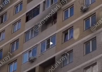 В Краснодаре голый мужчина танцевал на балконе и кидался ножами