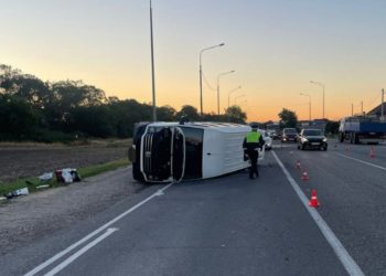 Под Анапой уснувший водитель микроавтобуса устроил ДТП с 7 пострадавшими