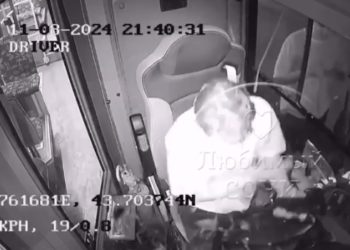 В Сочи три человека разбили стекло автобуса и пытались напасть на водителя