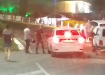 В Сочи скутерист напал на сбивший его автомобиль такси