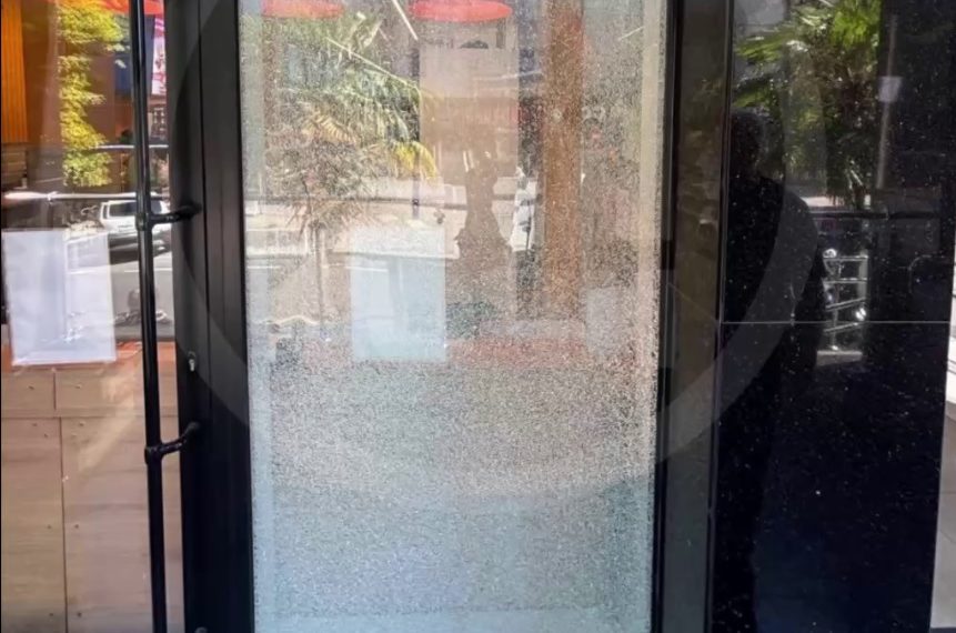 В Сочи неизвестный выстрелил в стекло бизнес-центра