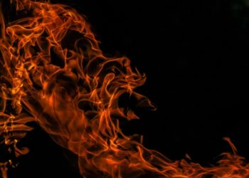 Житель Новороссийска случайно спалил квартиру и сбежал, погибла женщина